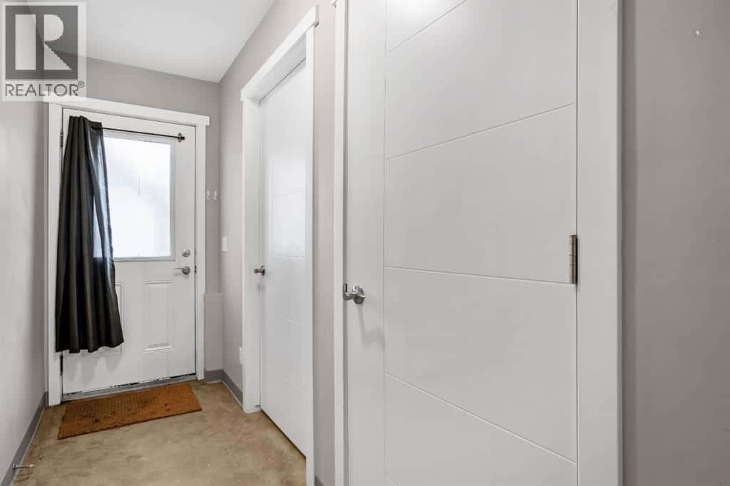 D, 204 6 Avenue — Strathmore, Alberta - Photo 2 of 26