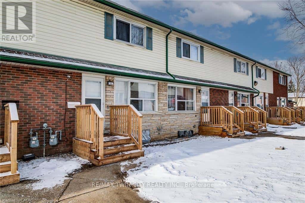 15 - 164 JANSEN AVENUE — Kitchener, Ontario - Photo 2 of 40