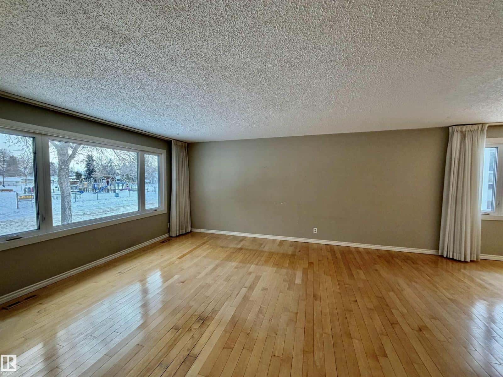 11914 40 ST NW — Edmonton, Alberta - Photo 3 of 36