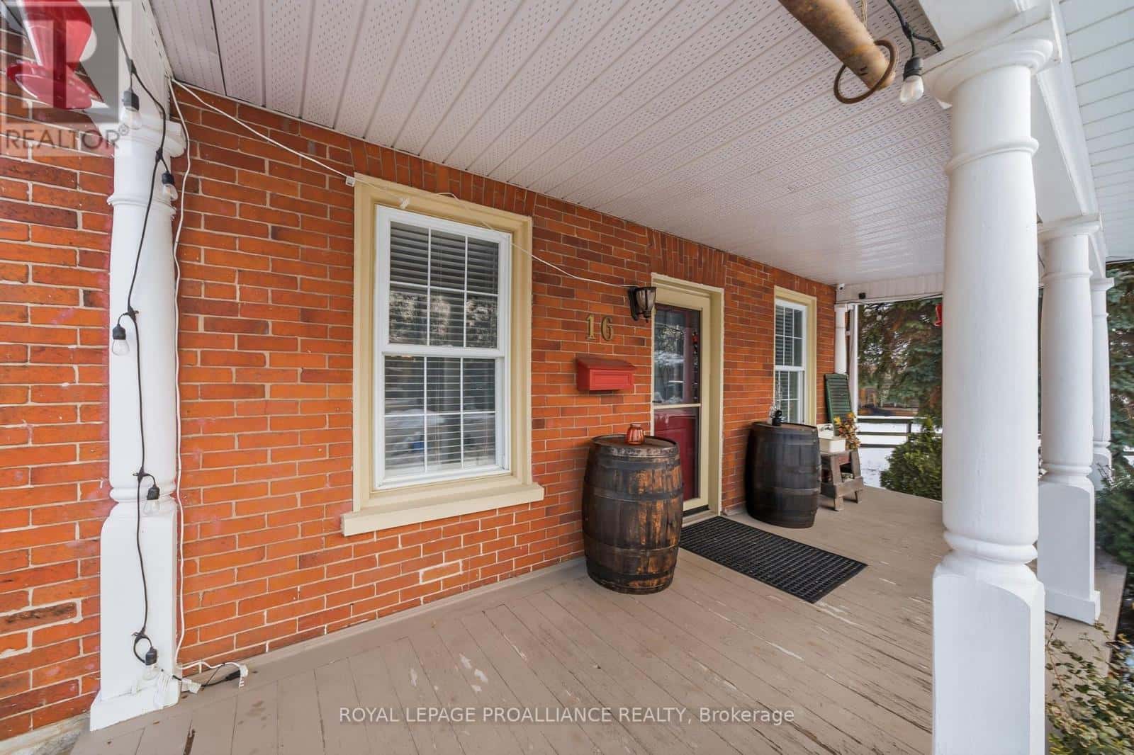 16 BENJAMIN STREET — Belleville (Belleville Ward), Ontario - Photo 2 of 39