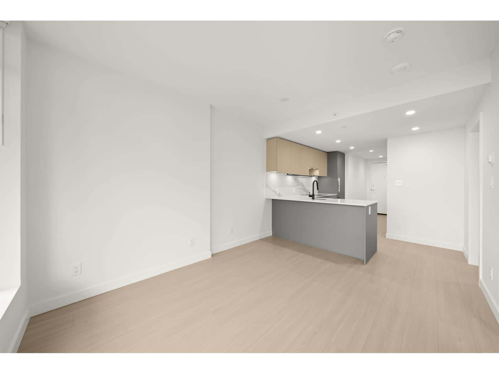 3011 13745 GEORGE JUNCTION — Surrey, British Columbia - Photo 4 of 39