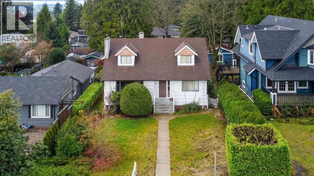 2809 ST. GEORGES AVENUE — North Vancouver, British Columbia - Photo 2 of 8