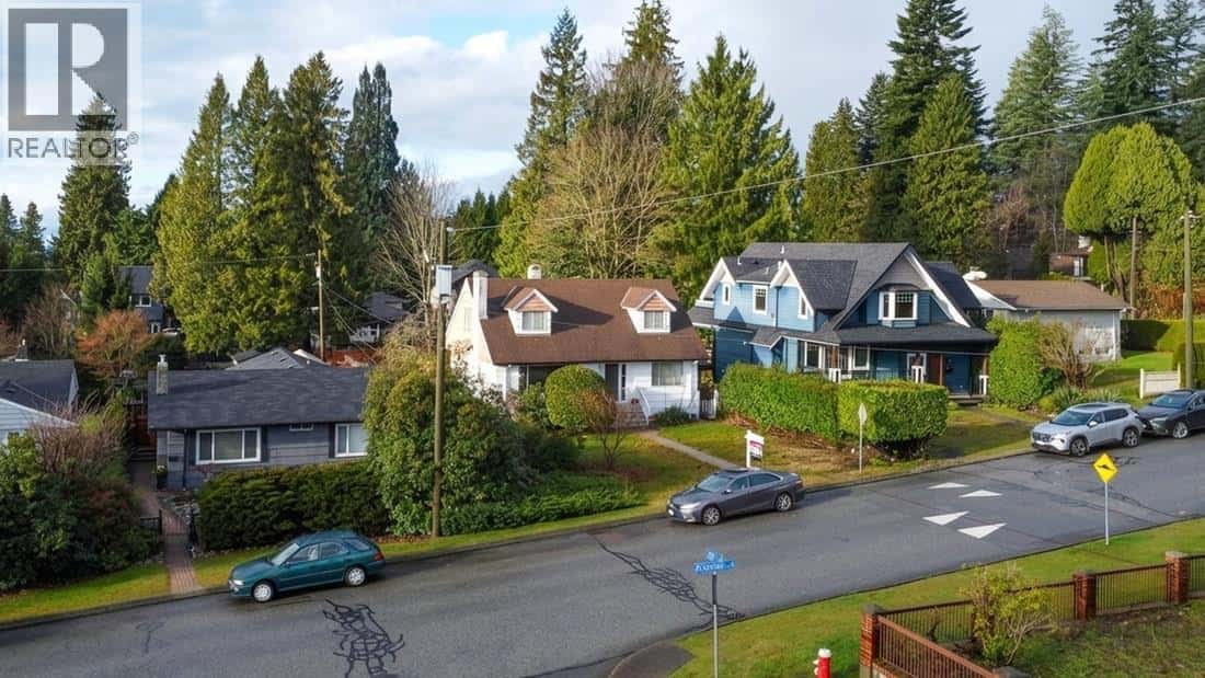 2809 ST. GEORGES AVENUE — North Vancouver, British Columbia - Photo 3 of 8