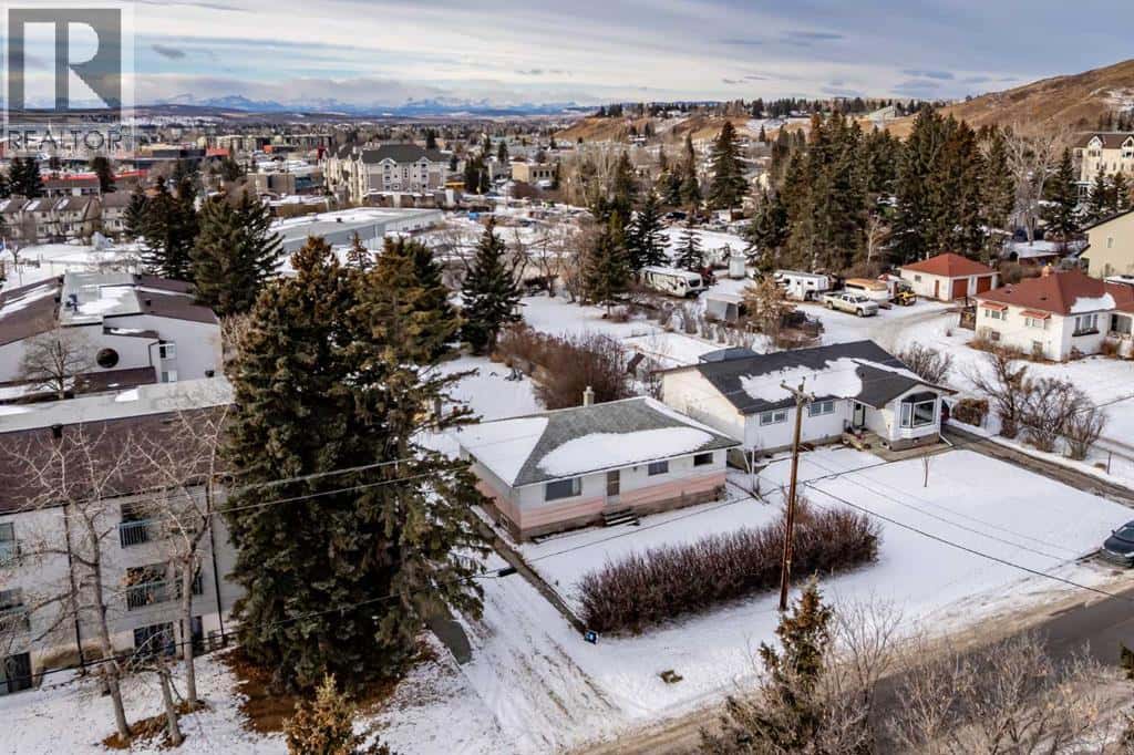 217 Ross Avenue — Cochrane, Alberta - Photo 4 of 44