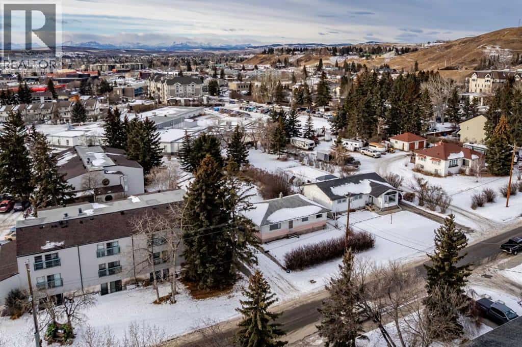 217 Ross Avenue — Cochrane, Alberta - Photo 5 of 44