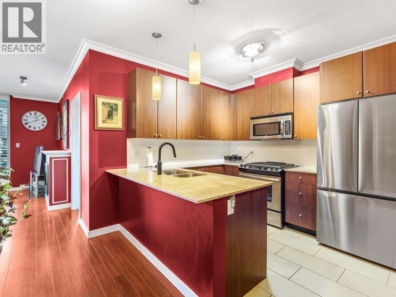 403 280 ROSS DRIVE — New Westminster, British Columbia - Photo 2 of 21