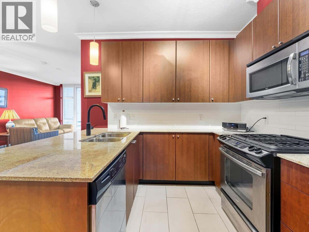 403 280 ROSS DRIVE — New Westminster, British Columbia - Photo 3 of 21