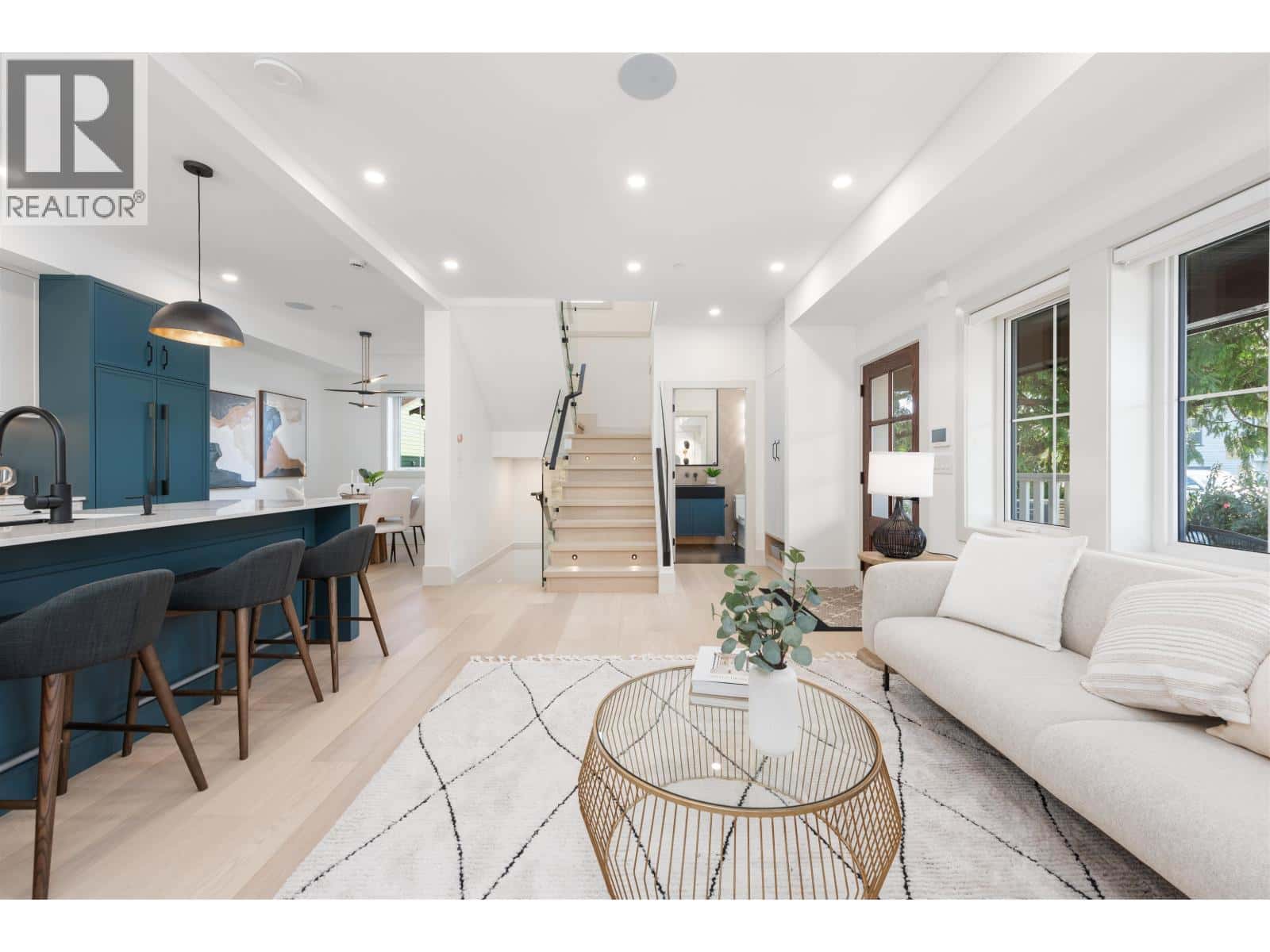 1 375 E 33RD AVENUE — Vancouver, British Columbia - Photo 2 of 35