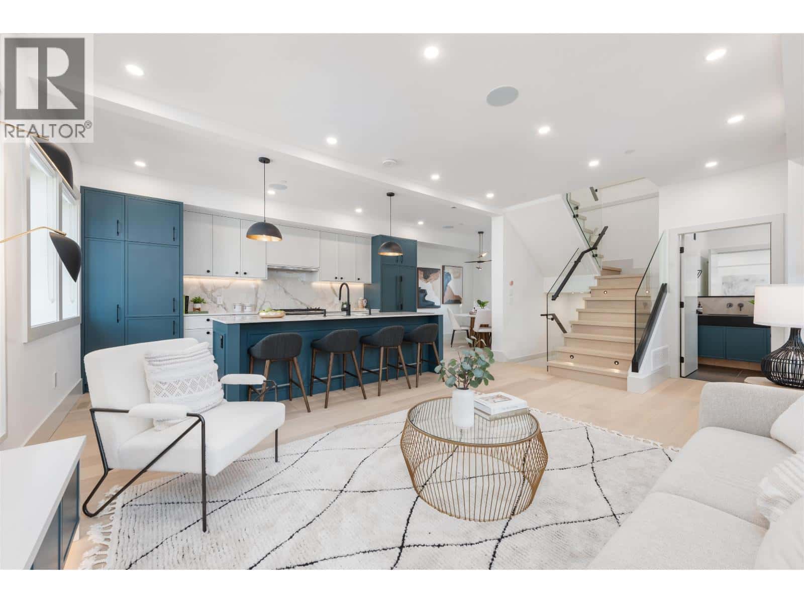 1 375 E 33RD AVENUE — Vancouver, British Columbia - Photo 3 of 35