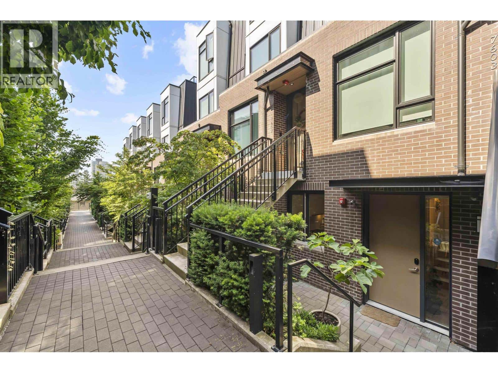 7605 YUKON STREET — Vancouver, British Columbia - Photo 3 of 29