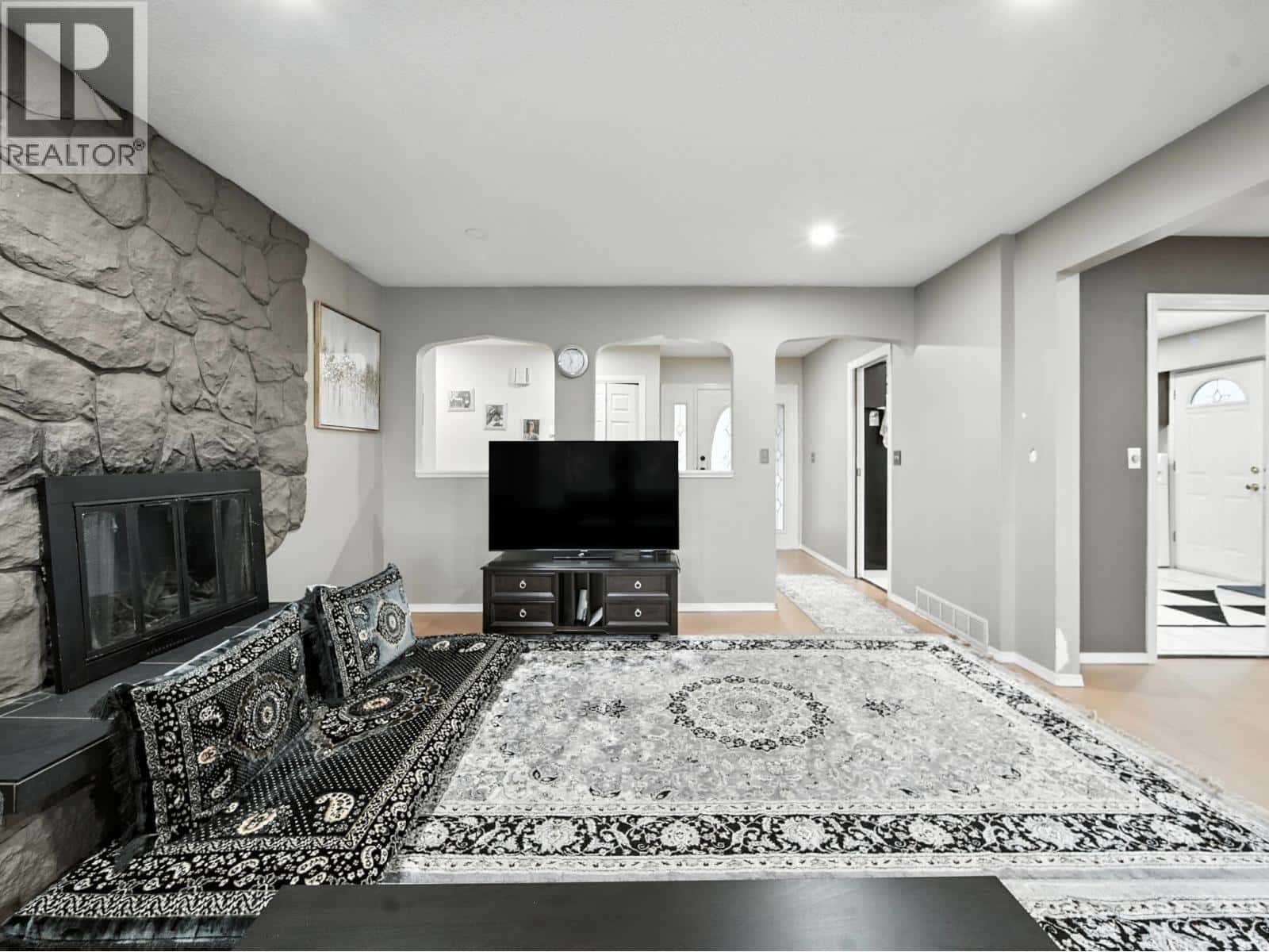 83 WARRICK STREET — Coquitlam, British Columbia - Photo 5 of 38