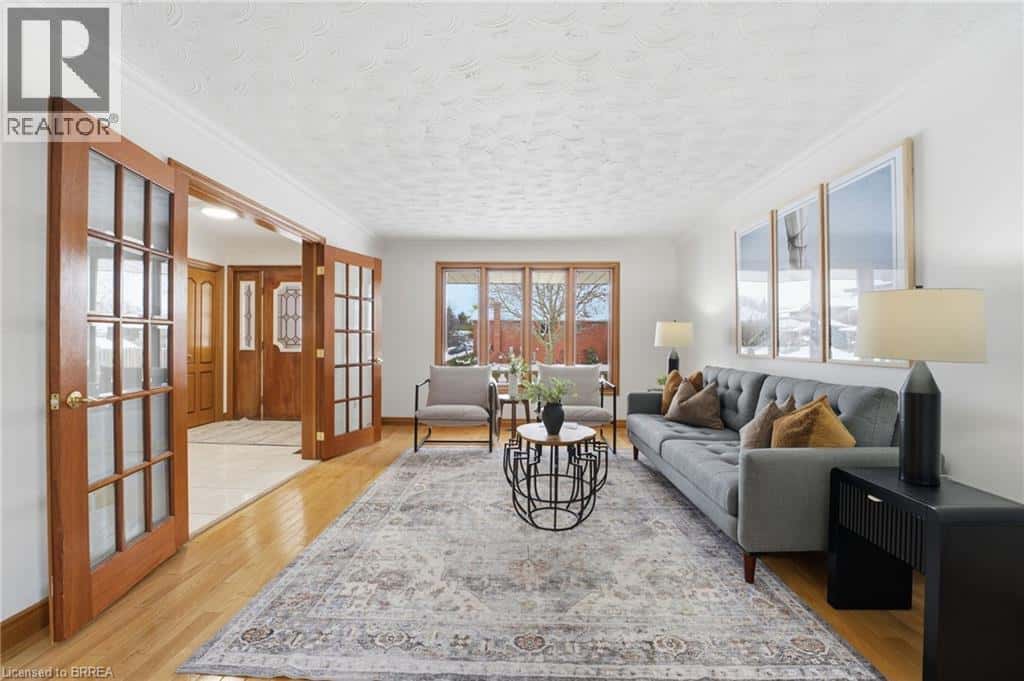 75 LUDLOW Crescent — Brantford, Ontario - Photo 4 of 48