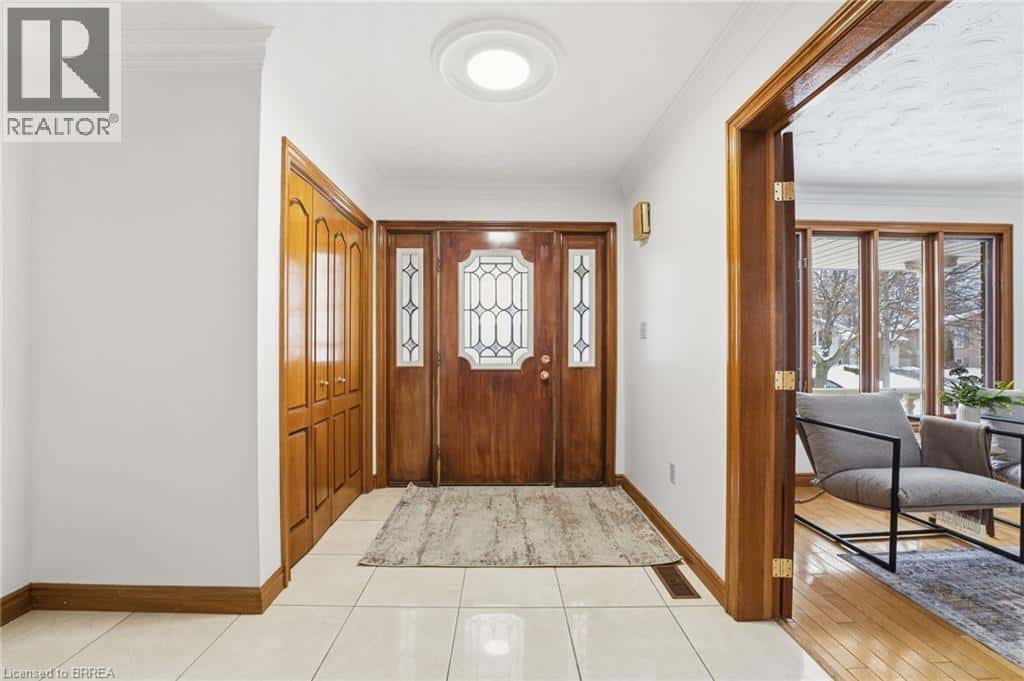 75 LUDLOW Crescent — Brantford, Ontario - Photo 3 of 48