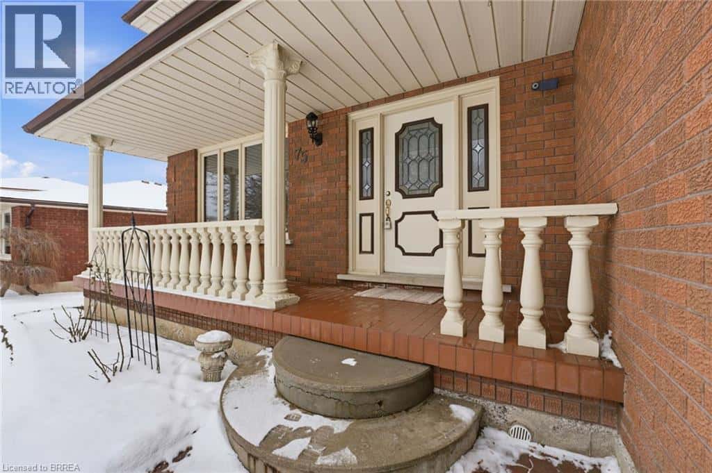 75 LUDLOW Crescent — Brantford, Ontario - Photo 2 of 48