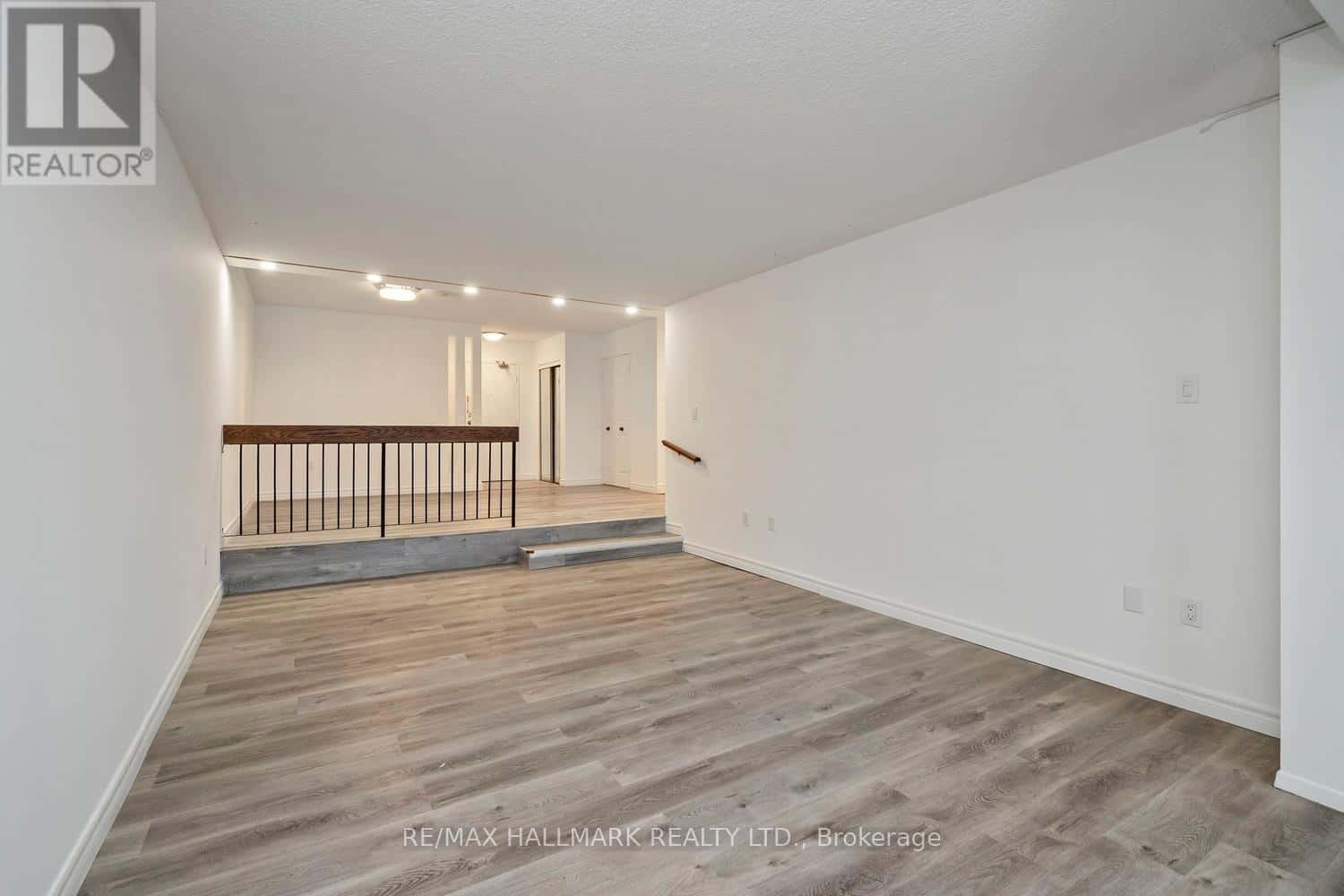 910 - 2330 BRIDLETOWNE CIRCLE — Toronto (L'Amoreaux), Ontario - Photo 4 of 35