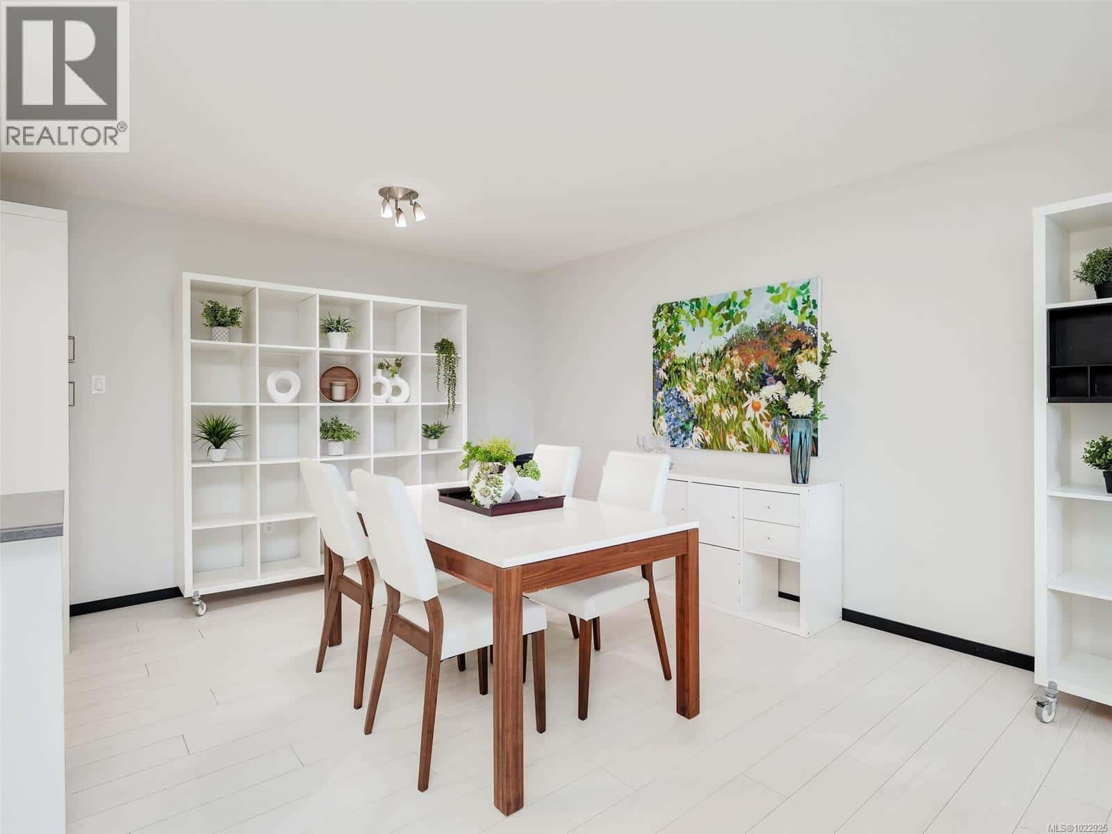 202 360 Dallas Rd — Victoria, British Columbia - Photo 4 of 33