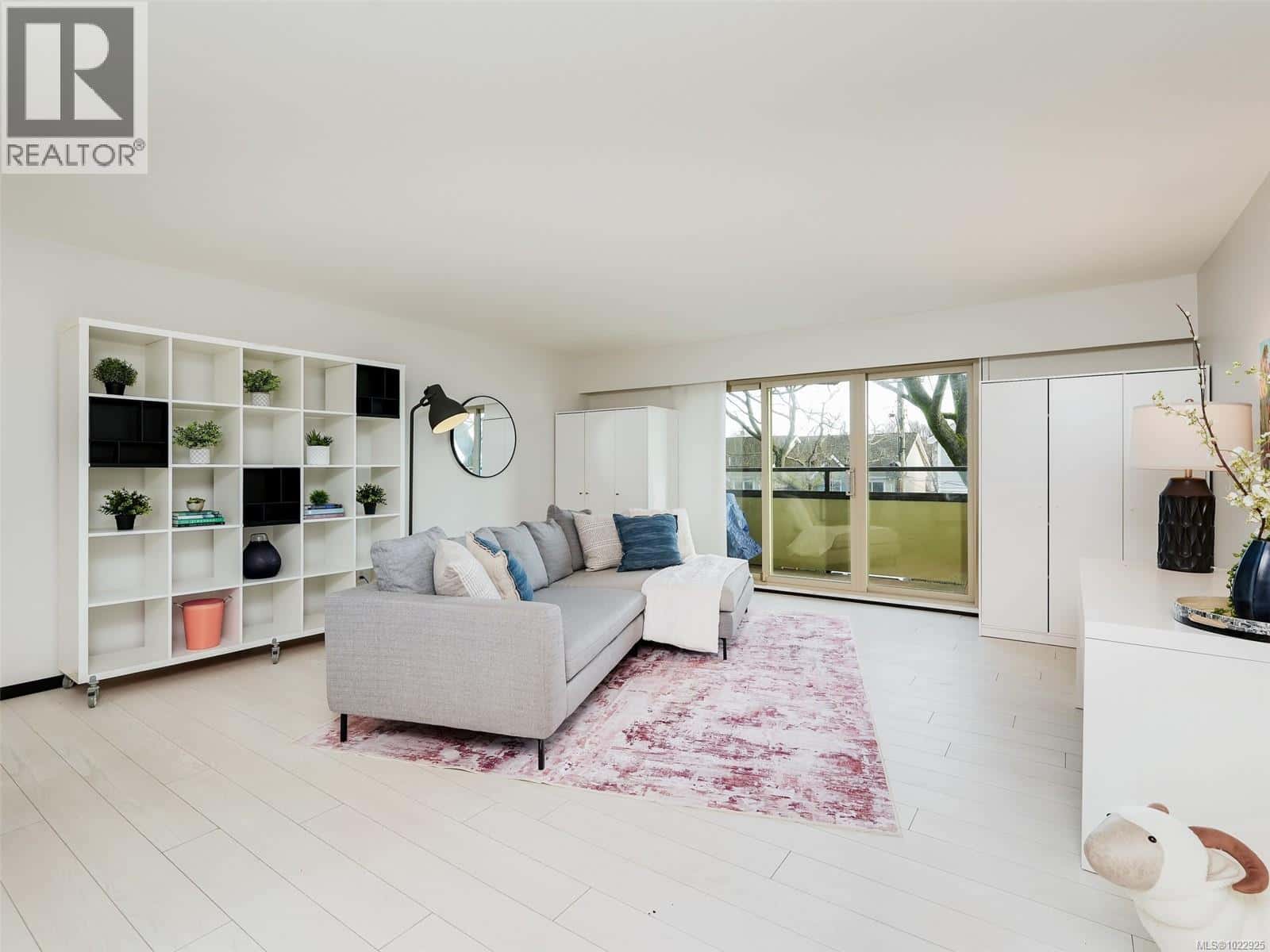 202 360 Dallas Rd — Victoria, British Columbia - Photo 5 of 33