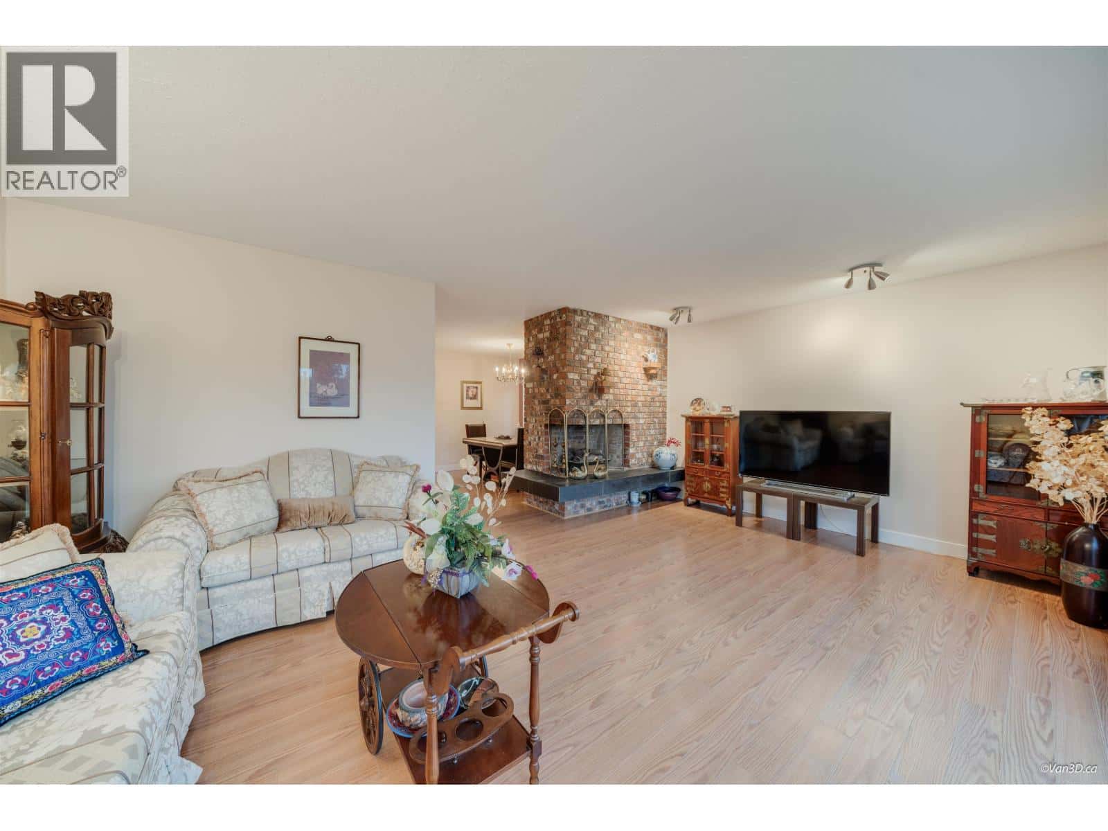 2813 WINDRUM AVENUE — Coquitlam, British Columbia - Photo 5 of 37