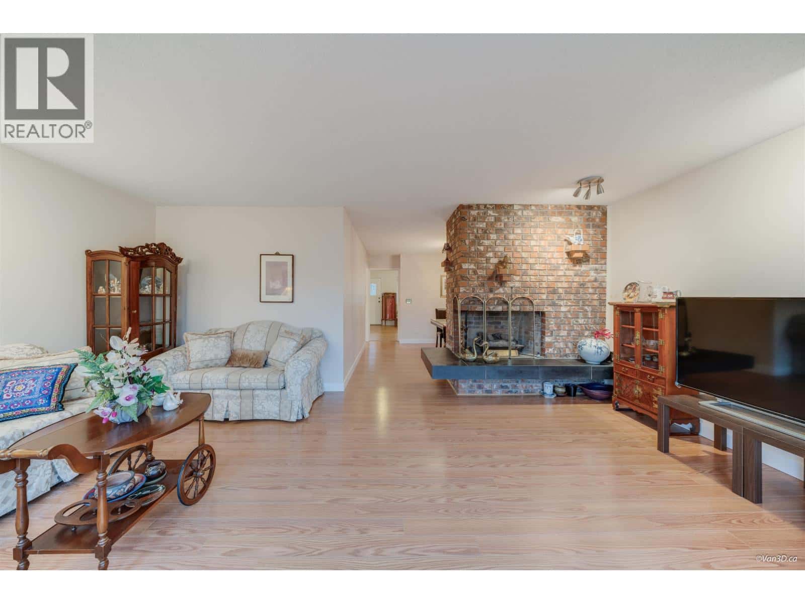 2813 WINDRUM AVENUE — Coquitlam, British Columbia - Photo 4 of 37