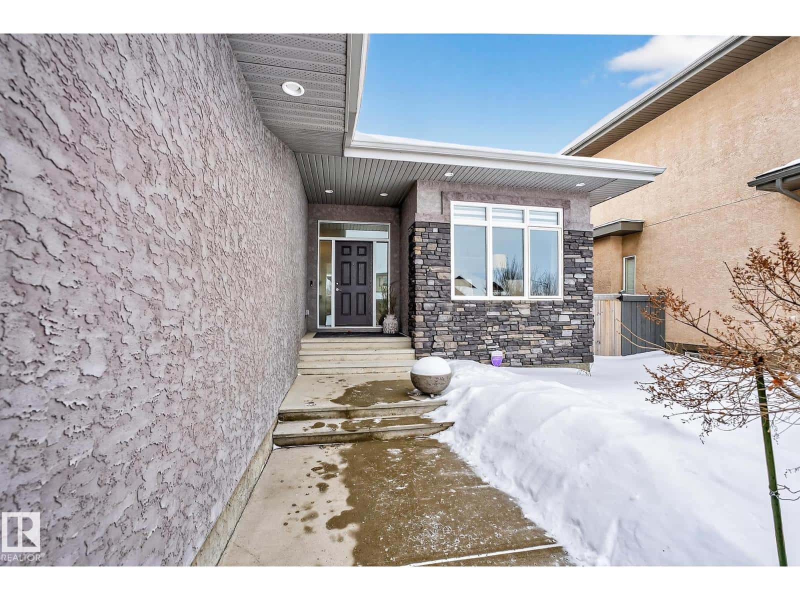 20017 128A AV NW — Edmonton, Alberta - Photo 3 of 59