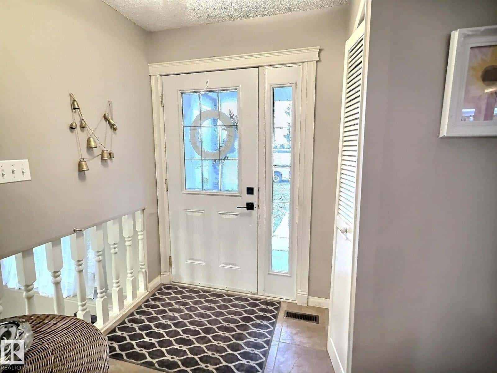 1712 36 ST NW — Edmonton, Alberta - Photo 2 of 34