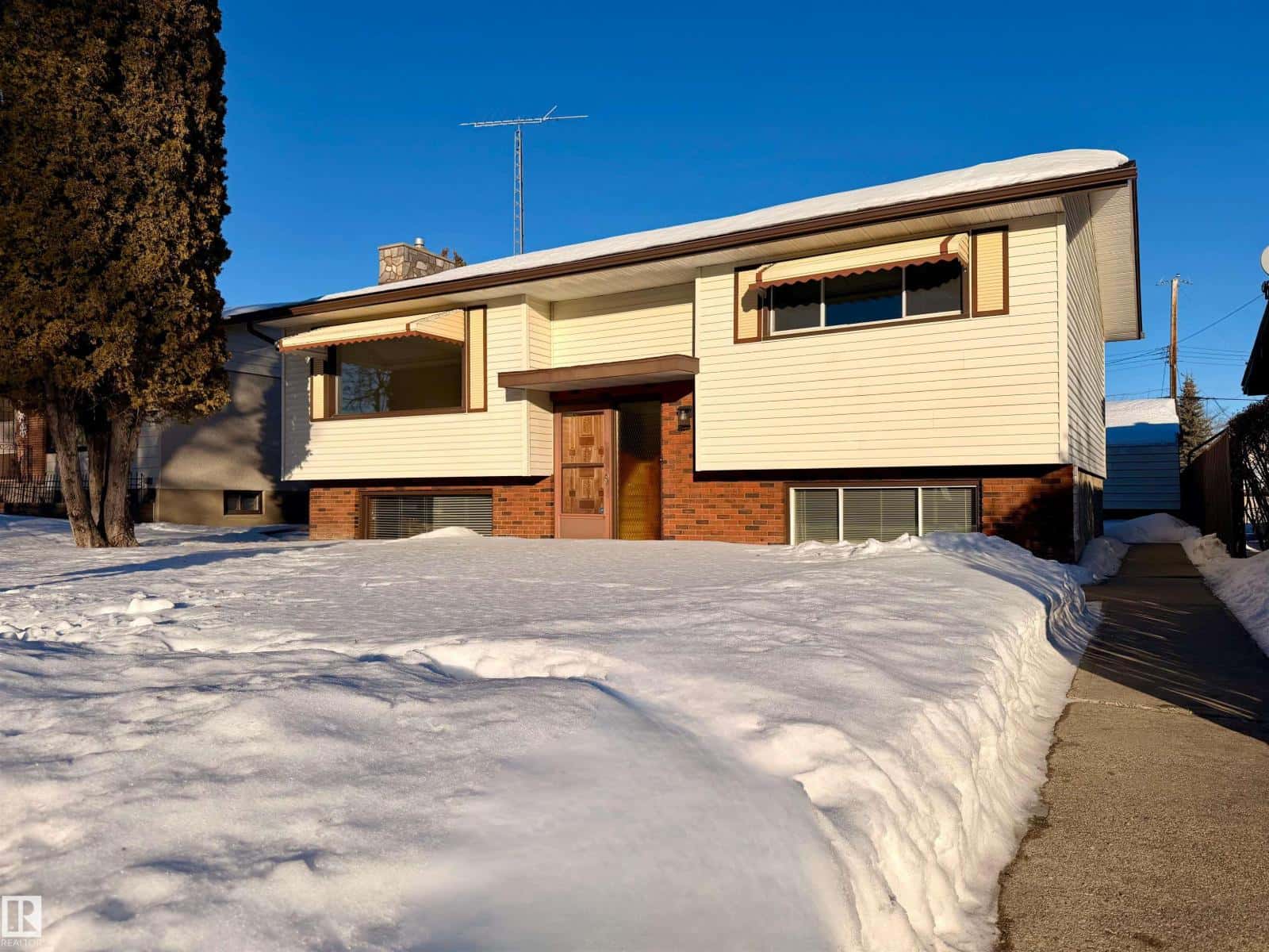 4508 44 AV — Drayton Valley, Alberta - Photo 3 of 58