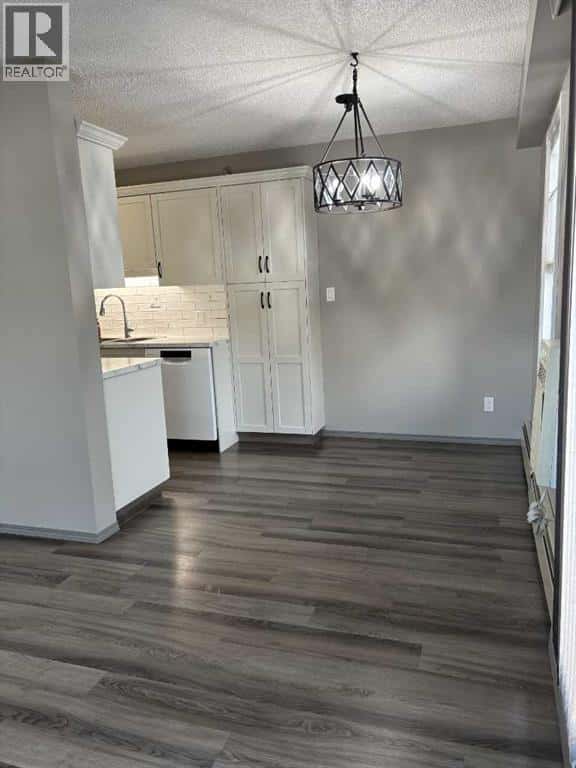 384, 5007 52 Avenue — Ponoka, Alberta - Photo 4 of 21