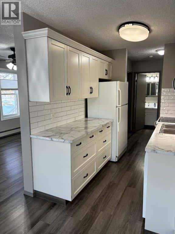 384, 5007 52 Avenue — Ponoka, Alberta - Photo 3 of 21