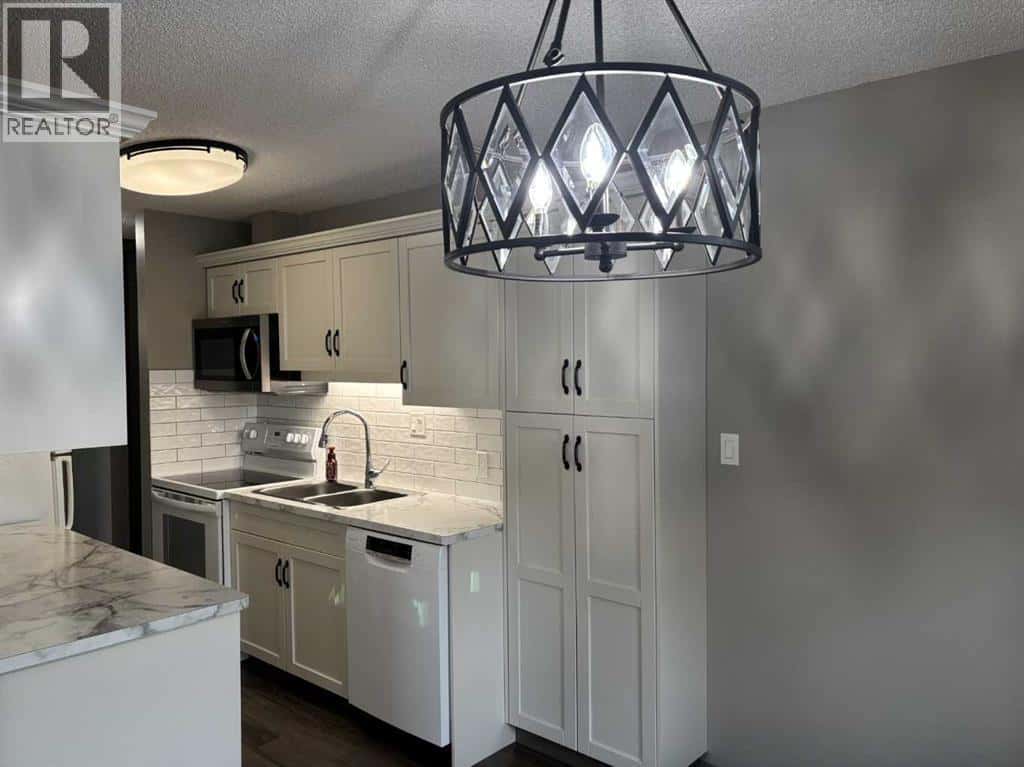 384, 5007 52 Avenue — Ponoka, Alberta - Photo 2 of 21