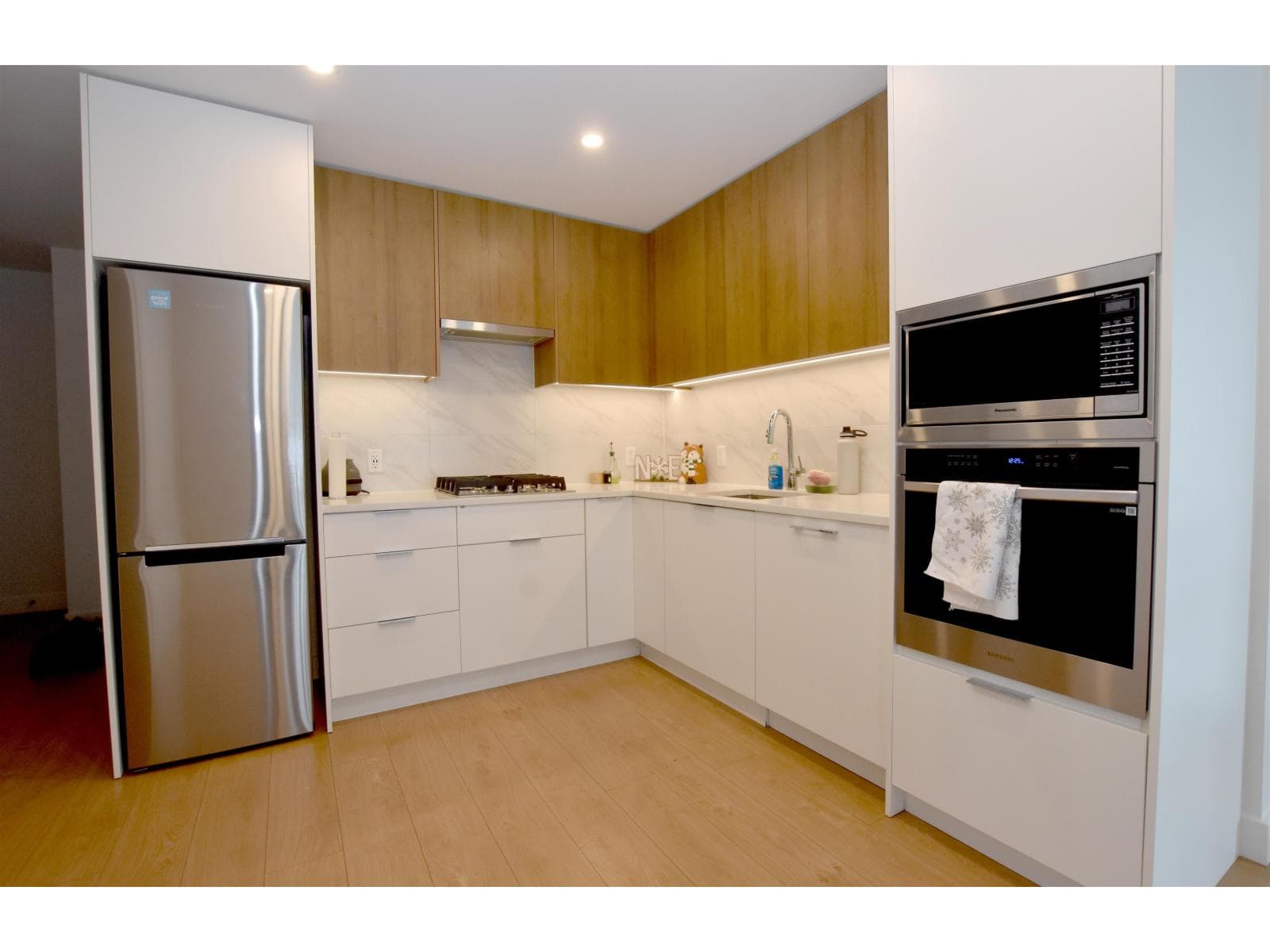 2407 13359 OLD YALE ROAD — Surrey, British Columbia - Main photo