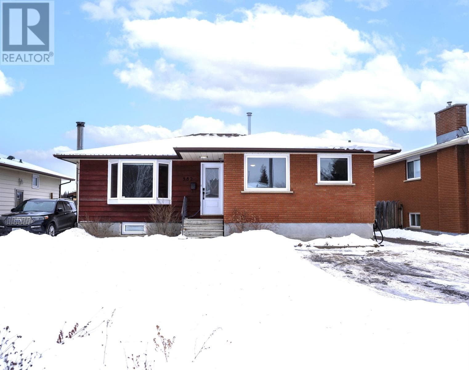 582 Dalhousie DR — Thunder Bay, Ontario - Main photo