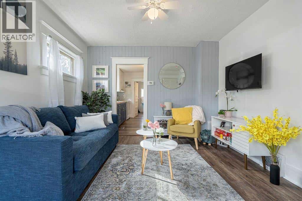 133 1 Street — Drumheller, Alberta - Photo 2 of 19