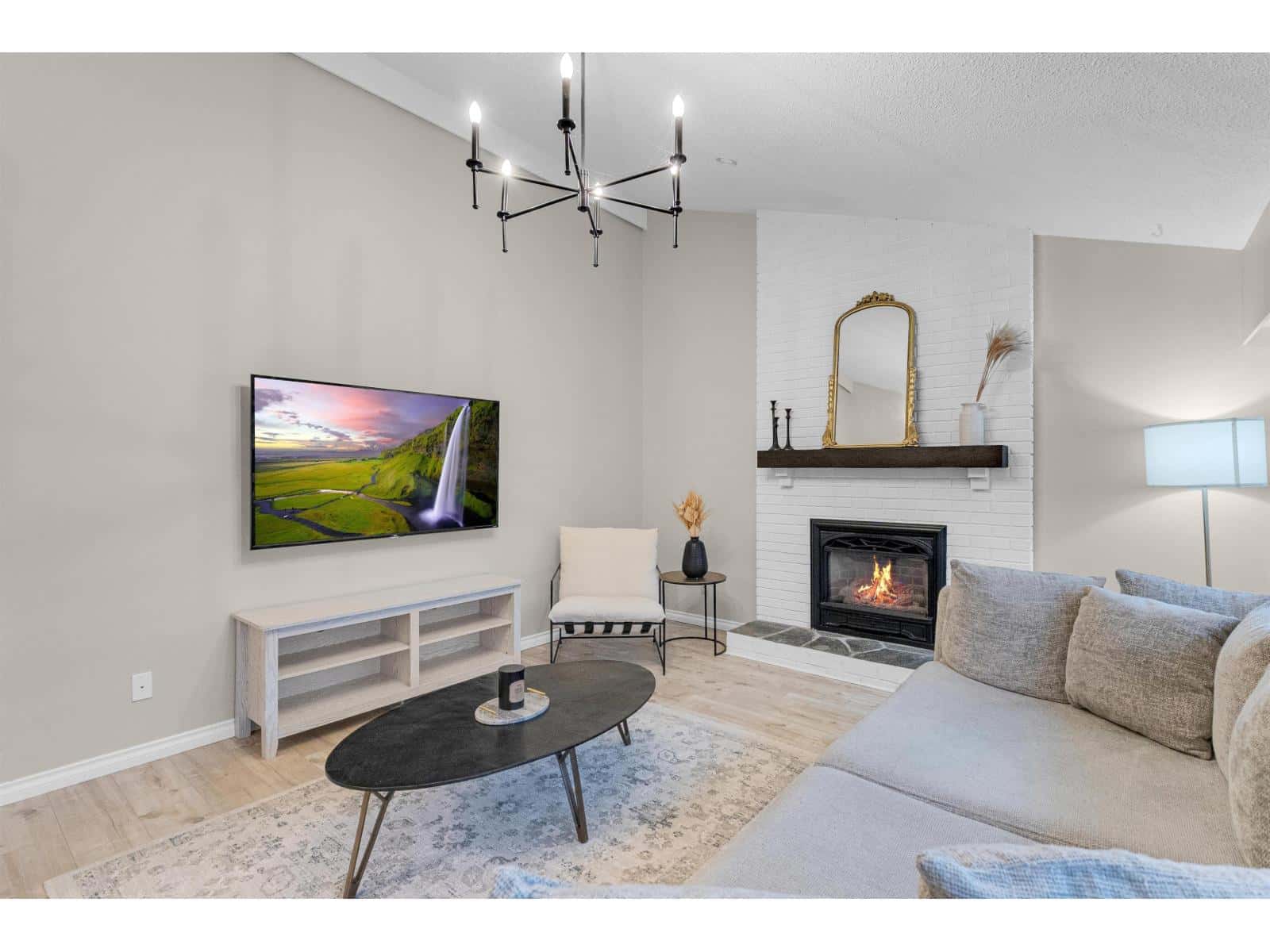 11585 ROYAL CRESCENT — Surrey, British Columbia - Photo 2 of 35