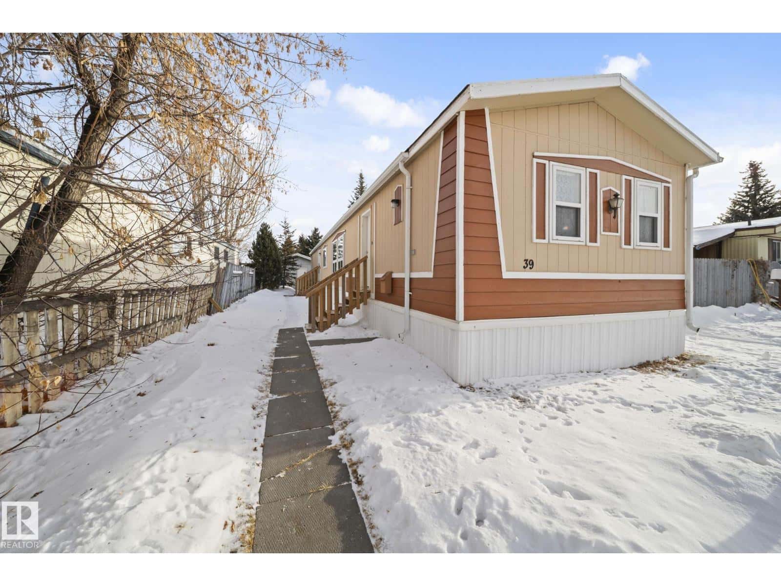 39 Norby CR — Red Deer, Alberta - Photo 2 of 32