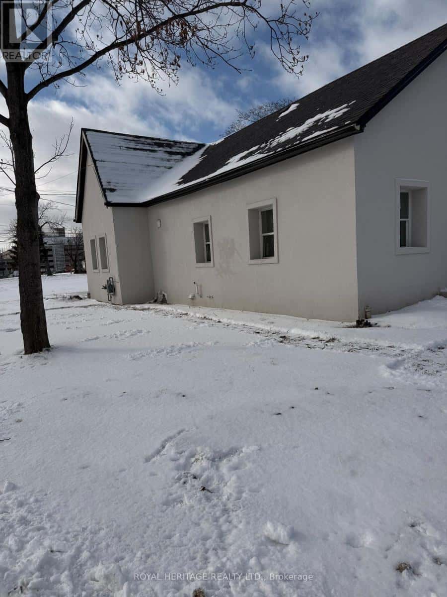 293 LOUIS AVENUE — Windsor, Ontario - Photo 4 of 28