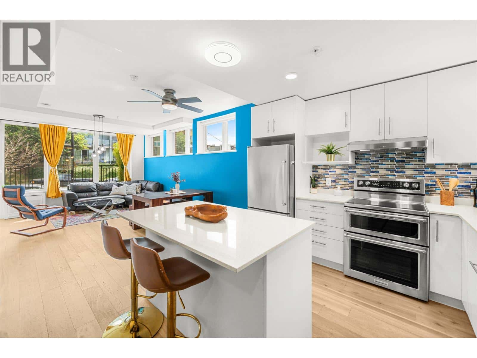 TH5 2137 CHESTERFIELD AVENUE — North Vancouver, British Columbia - Photo 2 of 40