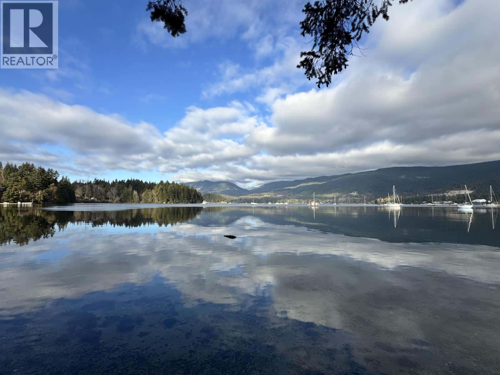 5830 MARINE WAY — Sechelt, British Columbia - Photo 3 of 24