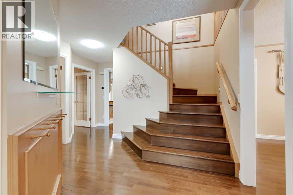 86 Sunvista Close SE — Calgary, Alberta - Photo 4 of 49