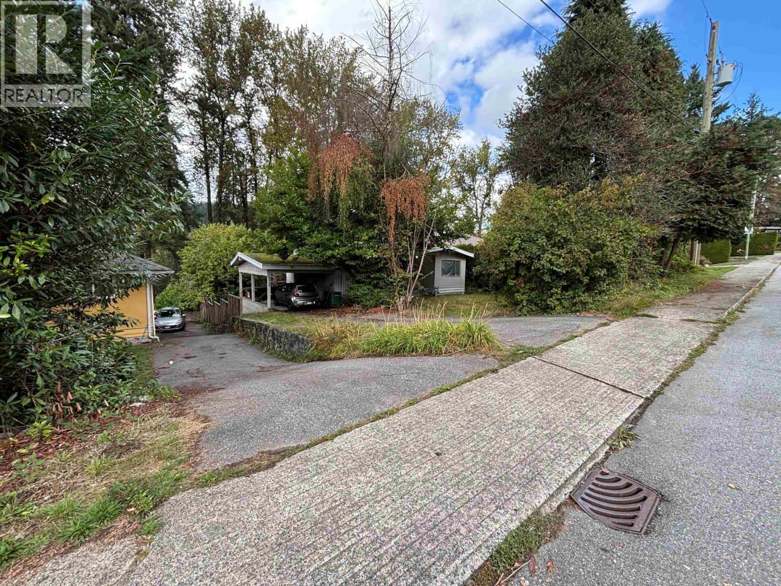 2529 LARKIN COURT — Burnaby, British Columbia - Photo 4 of 4