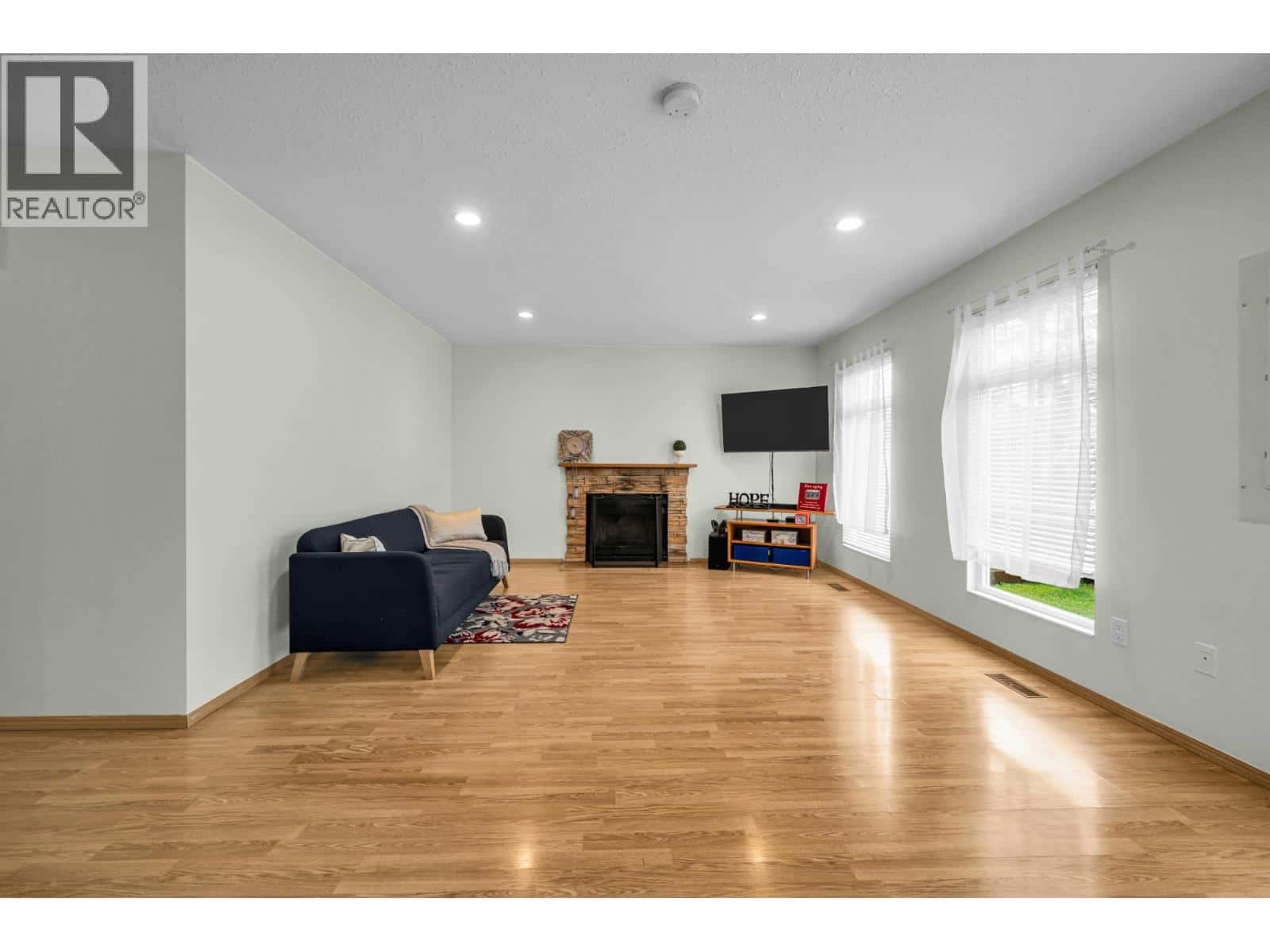 773 PRAIRIE AVENUE — Port Coquitlam, British Columbia - Photo 2 of 31