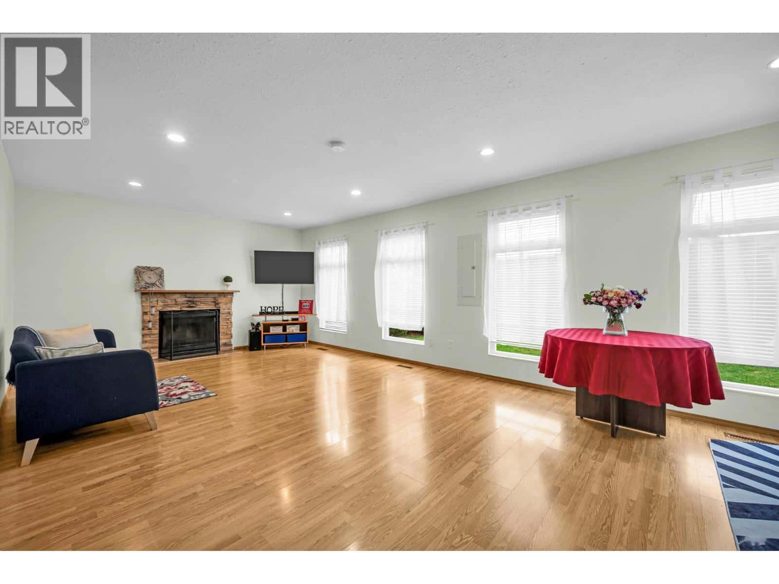 773 PRAIRIE AVENUE — Port Coquitlam, British Columbia - Photo 3 of 31