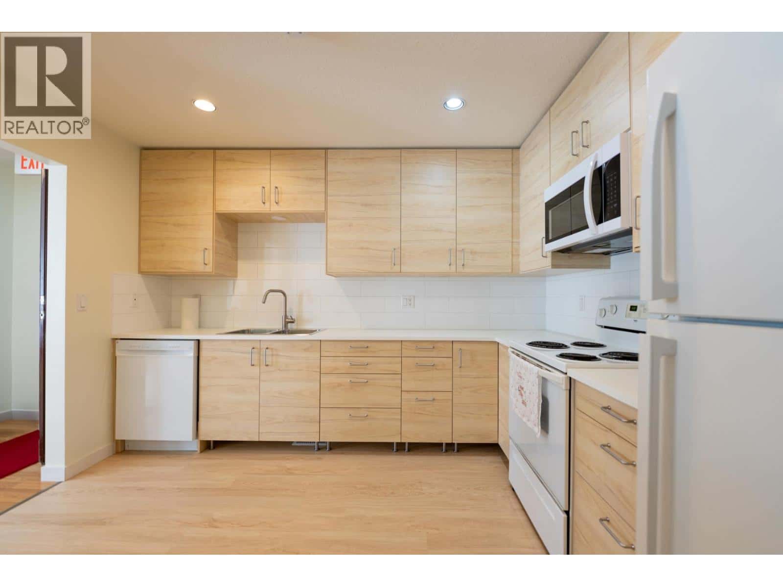 773 PRAIRIE AVENUE — Port Coquitlam, British Columbia - Photo 4 of 31