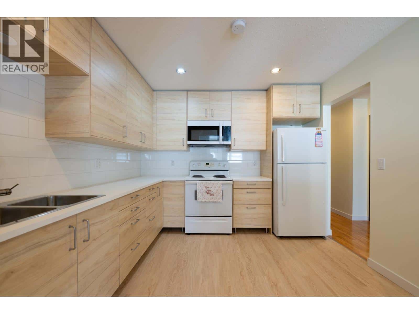 773 PRAIRIE AVENUE — Port Coquitlam, British Columbia - Photo 5 of 31