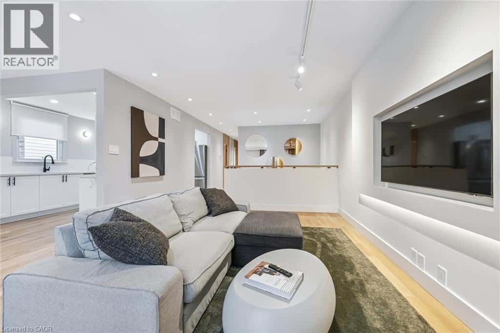 1352 VANCOUVER Crescent — Burlington, Ontario - Photo 2 of 32