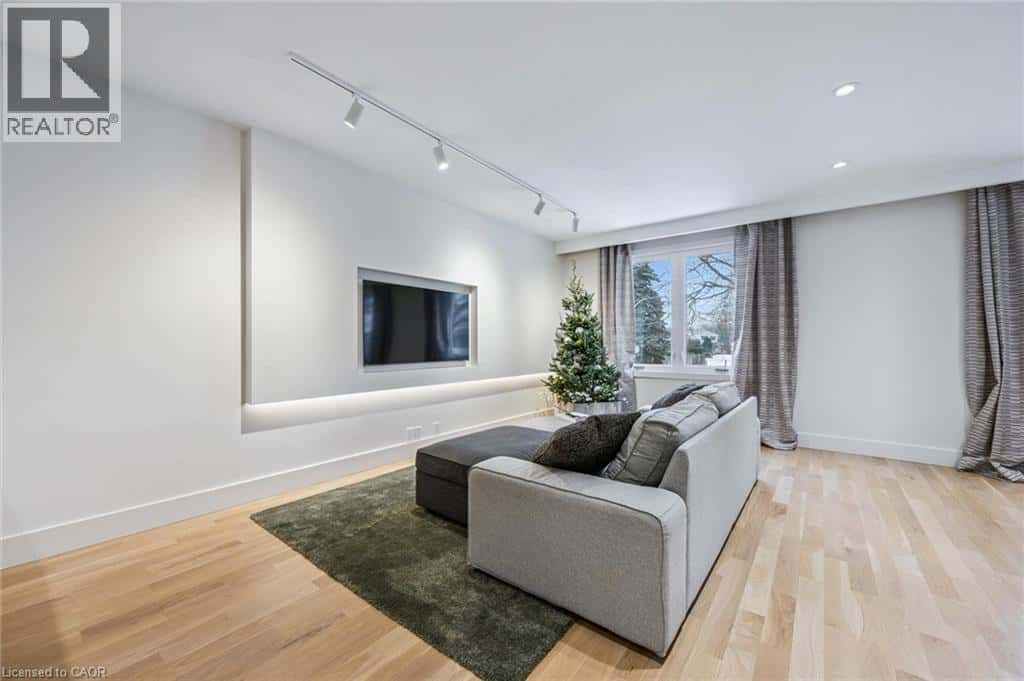 1352 VANCOUVER Crescent — Burlington, Ontario - Photo 5 of 32