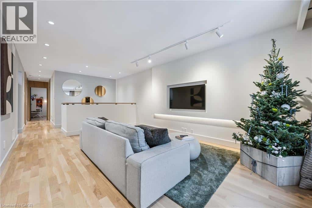 1352 VANCOUVER Crescent — Burlington, Ontario - Photo 3 of 32