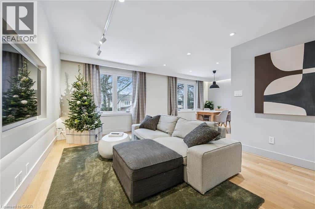 1352 VANCOUVER Crescent — Burlington, Ontario - Photo 4 of 32