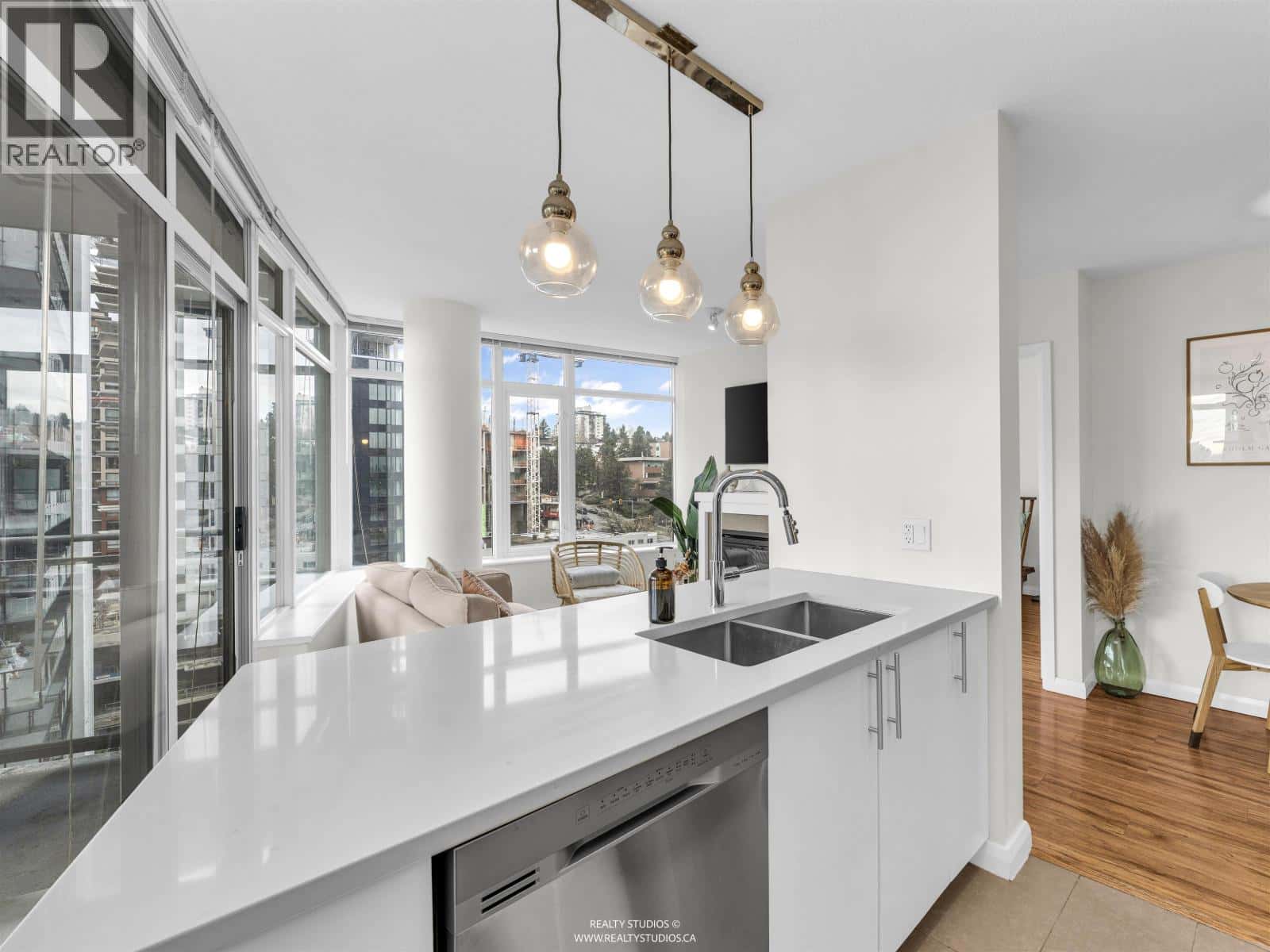 1608 888 CARNARVON ST STREET — New Westminster, British Columbia - Photo 2 of 40