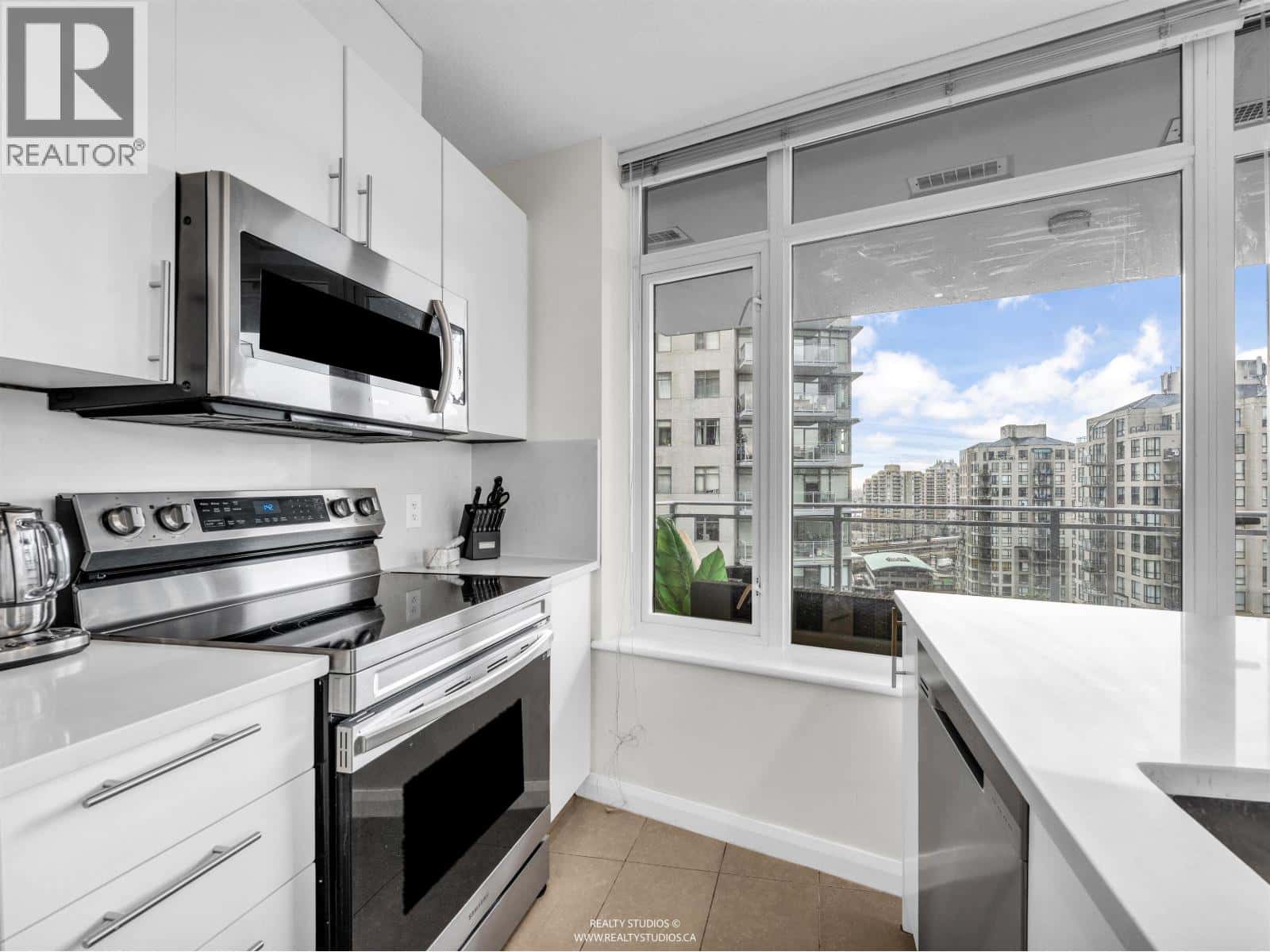 1608 888 CARNARVON ST STREET — New Westminster, British Columbia - Photo 5 of 40