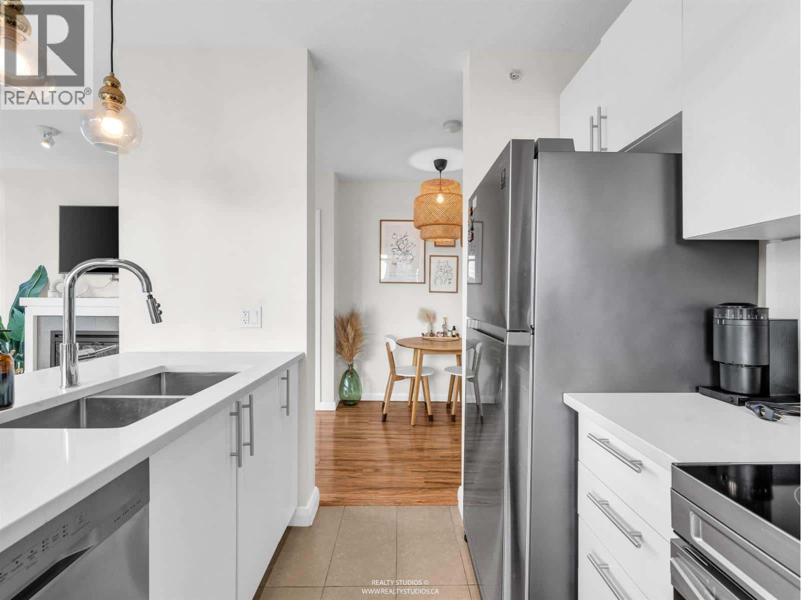 1608 888 CARNARVON ST STREET — New Westminster, British Columbia - Photo 4 of 40